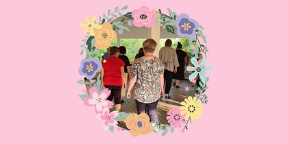 En grupp människor går bort från kameran, omgivna av en blomram på rosa bakgrund.