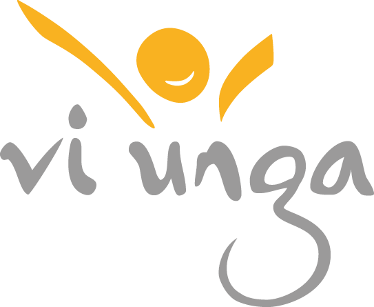 Logotyp med texten 'vi unga' och en stiliserad figur med uppsträckta armar i gult ovanför texten.