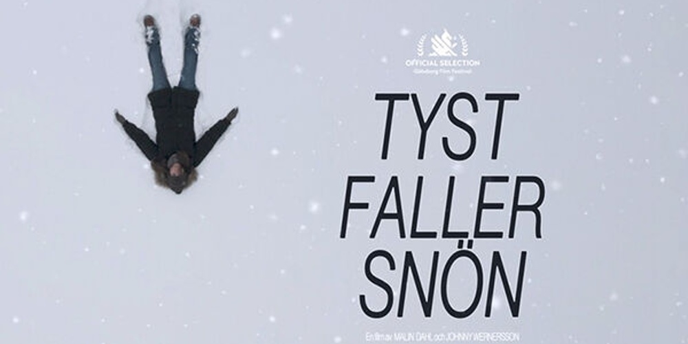 En person ligger på rygg i snön med armar och ben utsträckta. Texten 'Tyst faller snön' syns bredvid.