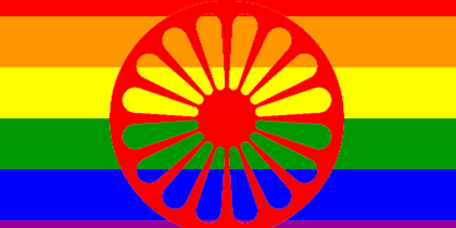 En flagga med regnbågsfärger och ett rött hjul i mitten, symbol för romer och HBTQ+ gemenskap.