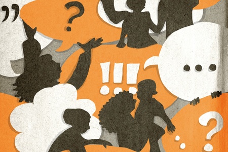 Silhuetter av människor omgivna av pratbubblor med frågetecken, utropstecken och citattecken i orange och vitt.