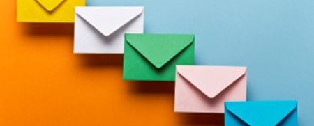 Fem färgglada kuvert i rad på en bakgrund i blått och orange.