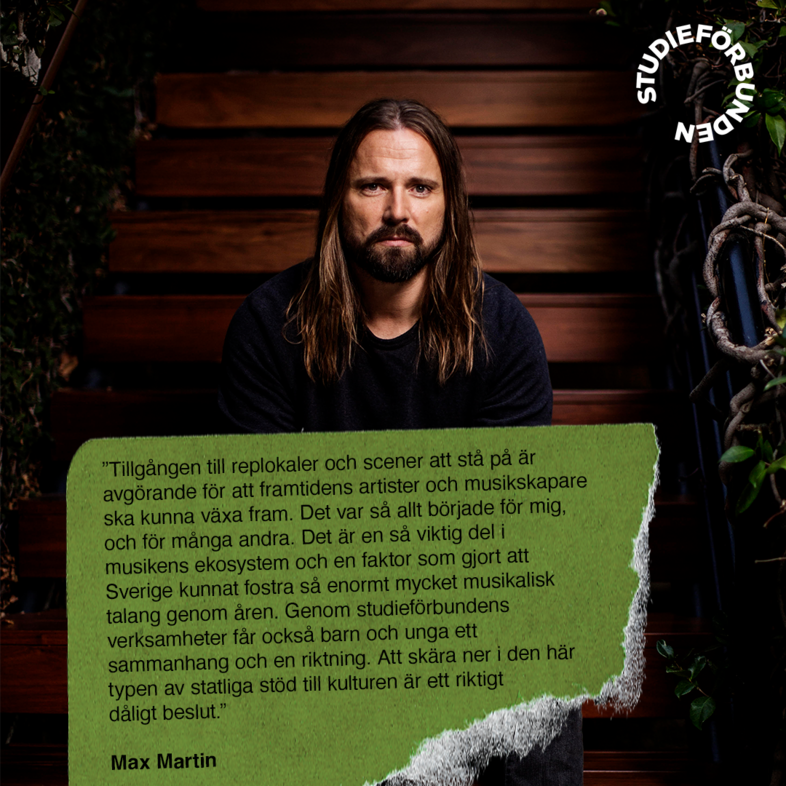 Person med långt hår sitter på en trappa, ansiktet är suddat. Citat om musik och kultur från Max Martin syns i förgrunden.