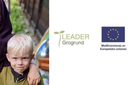 Två barn i medeltidskläder står utomhus, bredvid logotyper för Leader Grogrund och Europeiska unionen.