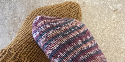 två stickade sockar, omaka par