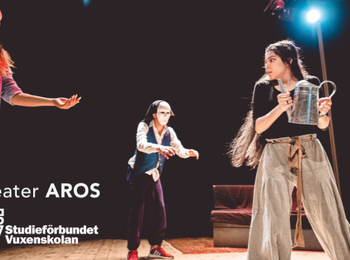 Tre personer spelar teater på en scen med stark belysning. En håller en vattenkanna. Text om teater AROS syns.