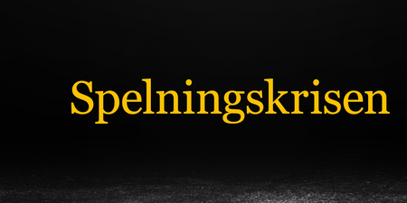 Texten 'Spelningskrisen' i gul färg på svart bakgrund med ljusgrå mark.