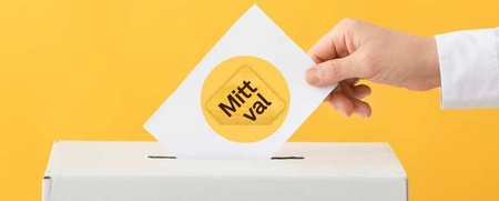 En hand lägger en röstsedel med texten 'Mitt val' i en vit valurna mot gul bakgrund.