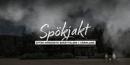 Mörk och dimmig skog med ett gammalt hus och suddiga gestalter, texten 'Spökjakt – Efter mörkrets berättelser i Värmland'.