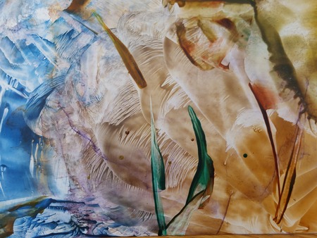 Abstrakt målning med blå, bruna och gröna färger, med former som påminner om växter och fjädrar.