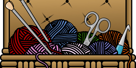 En öppen korg fylld med garnnystan, stickor, sax och virknål.