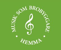 Grön logotyp med en vit g-klav i mitten och texten 'Musik som brobyggare hemma' runtom.