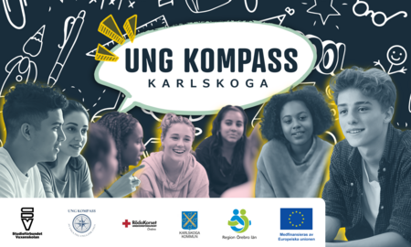 Ungdomar sitter i grupp framför en skylt med texten 'Ung Kompass Karlskoga' och flera logotyper längst ner.
