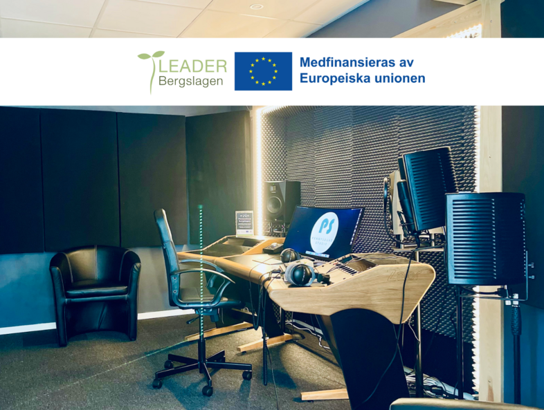 Ett modernt inspelningsstudio med ljudutrustning, dator, mikrofoner och stolar. EU och Leader Bergslagen-logotyper syns ovanför.