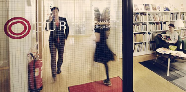 Ett bibliotek med FUB:s logotyp på glasdörren.