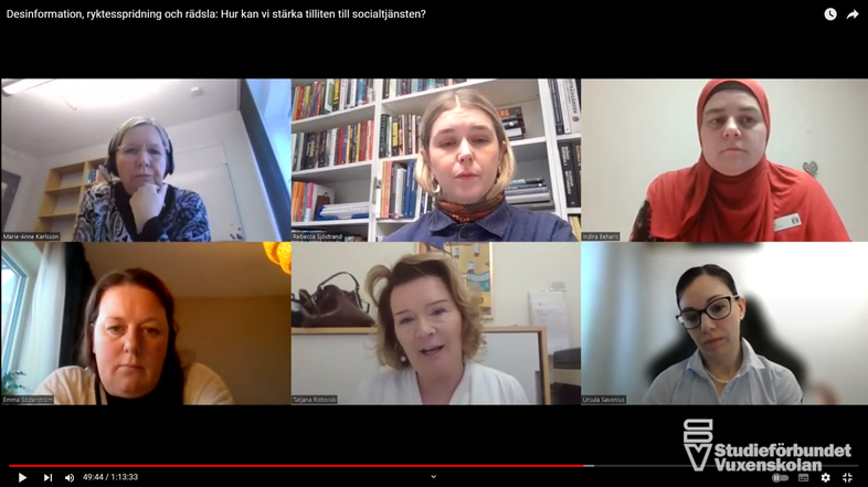 Sex personer deltar i ett digitalt panelsamtal om socialtjänsten, syns i varsin ruta på skärmen.