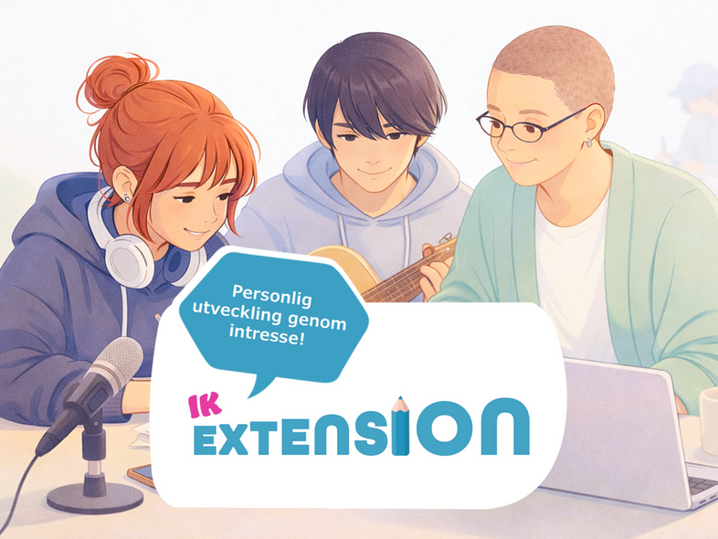 Tre unga personer sitter vid ett bord med mikrofon, gitarr och laptop. Text: Personlig utveckling genom intresse!