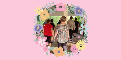 En grupp människor går bort från kameran, omgivna av en blomram på rosa bakgrund.