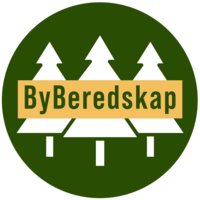 Logotyp med tre vita granar på grön cirkel och texten 'ByBeredskap' i gult fält.