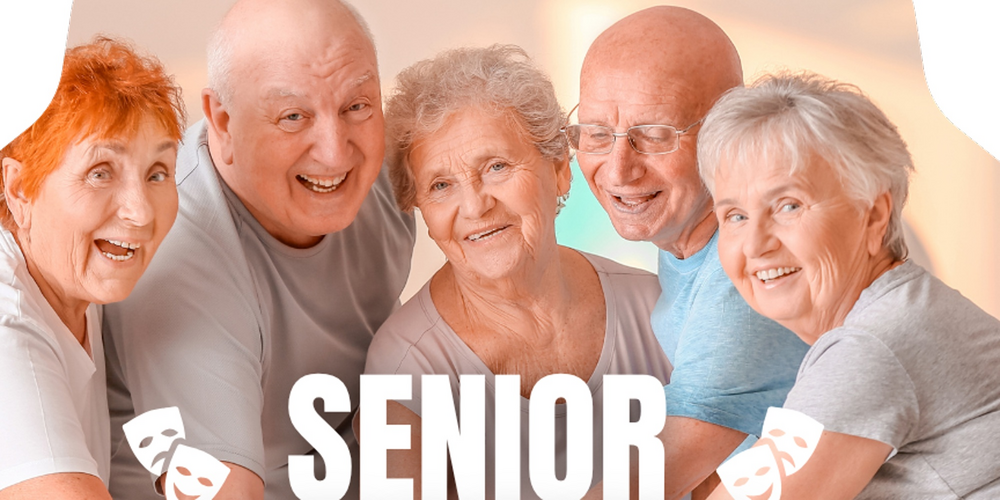 Fem glada äldre personer står tillsammans och håller händerna, med texten 'Senior Teater' över bilden.