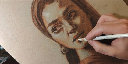 hand som tecknar ett porträtt av en kvinna