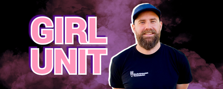 Person med suddat ansikte står framför lila rökeffekt och texten 'GIRL UNIT' i stora bokstäver.