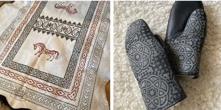 Tre handgjorda textilier: tovade tofflor, broderad duk och stickade vantar på vit matta.