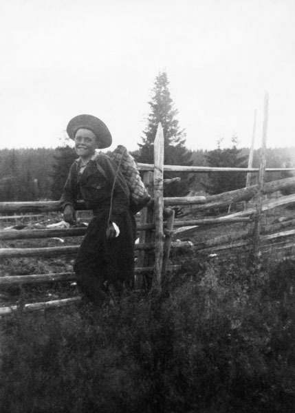 Fotografi som föreställer Nisse Sundqvist som getare i Skansholm på1940-talet. 