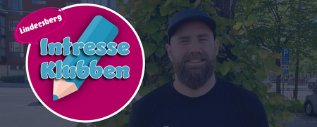 Logotyp för Lindesberg Intresseklubben med en blå penna på rosa bakgrund, utomhusmiljö med träd och parkering.