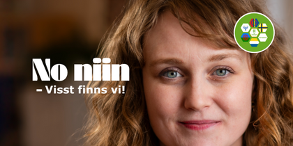 Närbild på en kvinna med lockigt hår och blå ögon, texten 'No niin – Visst finns vi!' syns till vänster.
