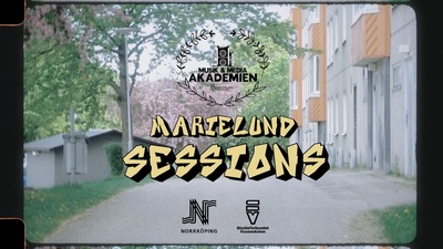 Affisch för Marielund Sessions med text och logotyper mot en bakgrund av en gångväg vid bostadshus.
