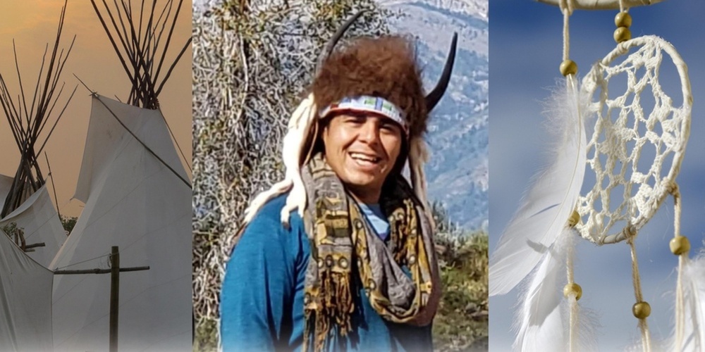 En person i traditionell klädsel med hornmössa, omgiven av tipitält och en drömfångare.