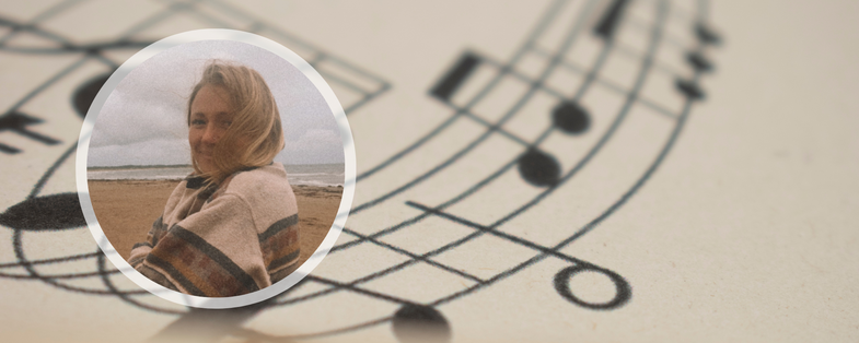 Kvinna med blont hår på en strand, inramad mot en bakgrund av noter på papper.