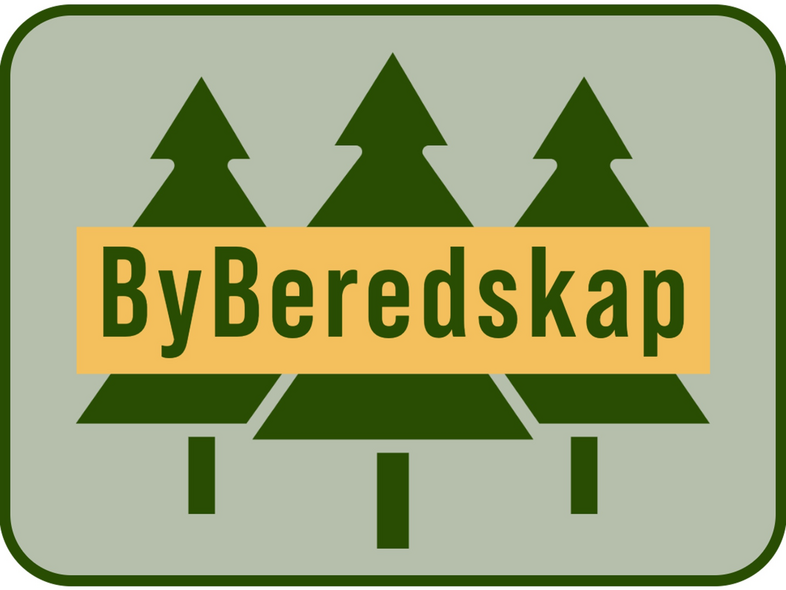 Logotyp med tre gröna granar och texten 'ByBeredskap' på gul bakgrund.