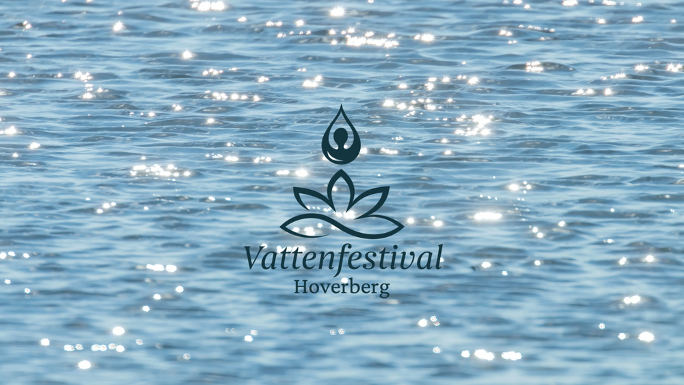 Texten 'Vattenfestival Hoverberg' med en lotus- och vattendroppe-symbol på glittrande vattenyta.