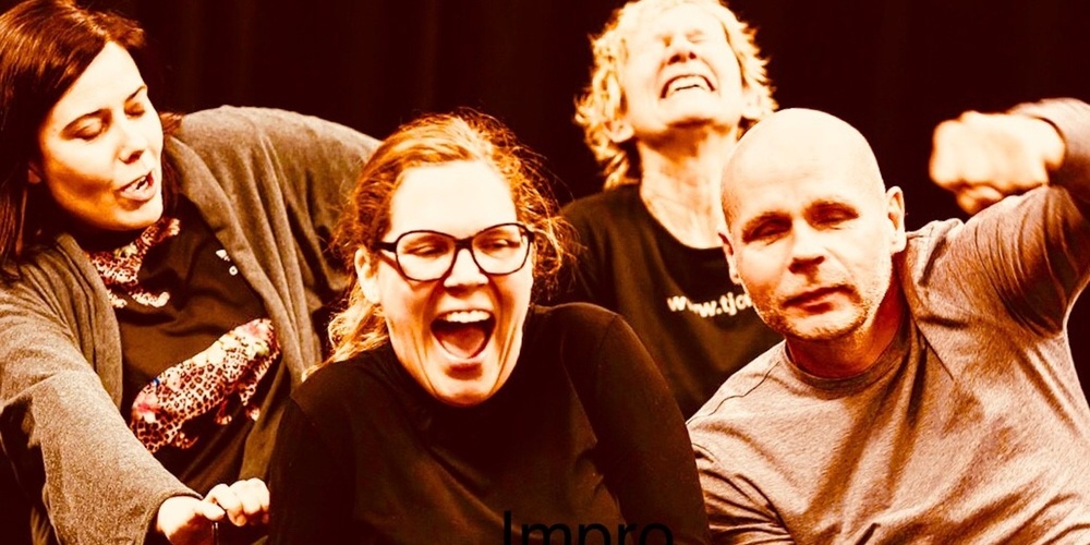Fyra personer deltar i en improvisationsteater, alla visar starka känslor och uttryck.