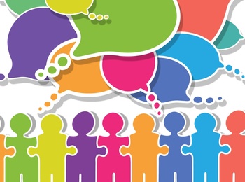 Färgglada siluetter av människor med pratbubblor ovanför, symboliserar kommunikation och mångfald.