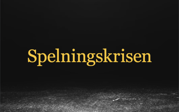 Texten 'Spelningskrisen' i gul färg mot en svart bakgrund med grått golv.
