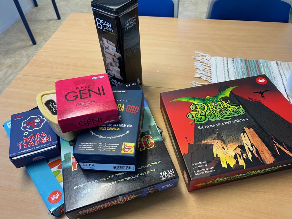 Ett bord med flera sällskapsspel, bland annat Drakborgen, Pandemic och Pocket Geni.