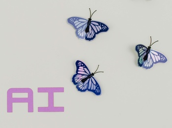 Sex blå fjärilar och texten 'AI' i lila på en ljus bakgrund.