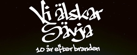 Affisch för dokumentären 'Vi älskar Sävja – 10 år efter branden' med en siluett av ett hus mot en mörkblå himmel.