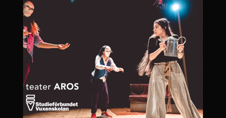 Tre personer spelar teater på en scen med stark belysning. En håller en vattenkanna. Text om teater AROS syns.