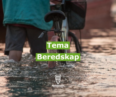 En person leder en cykel genom översvämmat vatten. Texten 'Tema Beredskap' syns i mitten.