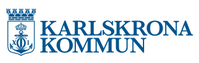 Karlskrona kommuns logotyp med blå text och ett stadsvapen med ankare och krona.