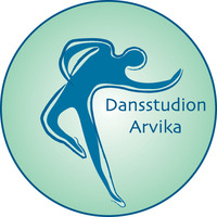 Logotyp med en stiliserad dansare och texten 'Dansstudion Arvika' på en ljusgrön cirkulär bakgrund.
