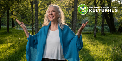 Person med blå sjal står med utsträckta armar i en solig skog. Logotyp för Nationella minoriteters kulturhus syns.