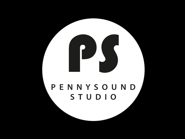 Logotyp för Pennysound Studio med bokstäverna PS i svart på en vit cirkel mot svart bakgrund.