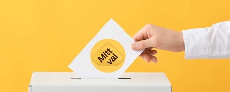 En hand lägger en röstsedel med texten 'Mitt val' i en vit valurna mot gul bakgrund.