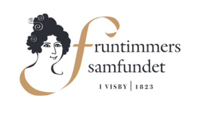 Logotyp med en stiliserad kvinnofigur och texten 'Fruntimmerssamfundet i Visby 1823'.