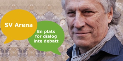 Två pratbubblor med texten 'SV Arena' och 'En plats för dialog inte debatt' mot en bakgrund av en person i skjorta och halsduk.